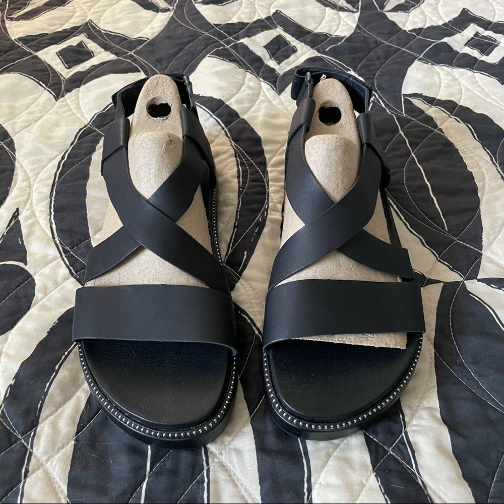 Sorel Roaming Criss Cross Sandals